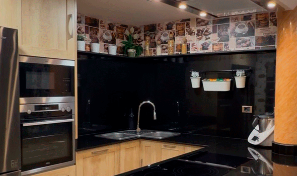 Reforma cuina moderna amb illa – Refordesa Reforma integral de cuina moderna amb illa central, mobiliari de fusta i taulell negre al Penedès